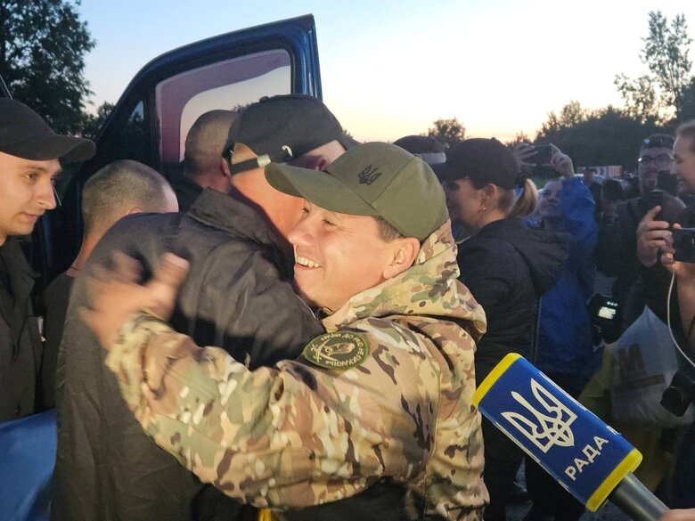 Українців, які повернулись з полону зустрічають вдома