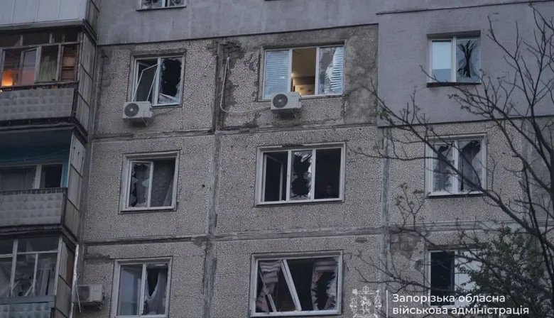 Окупанти атакували Запоріжжя дронами: пошкоджена багатоповерхівка, 11 поранених, є загибла. ФОТОрепортаж. (оновлено)