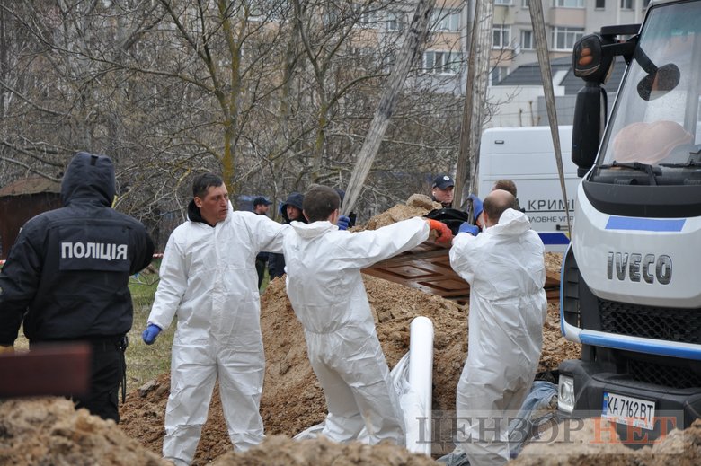 Exhumation of Ukrainians killed by occupiers began in Bucha 02