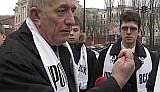 Протывсих показал в камеру комбинацию из трех пальцев. ВИДЕО.