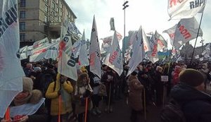 Акція SaveФОП у центрі Києва: мітингувальників відтіснили із Хрещатика, вони прямують під Раду. ВІДЕО+ФОТОрепортаж