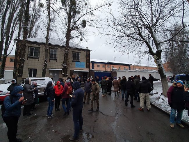 Активісти продовжують чергувати під Лукянівським СІЗО, щоб не допустити вивезення ексберкутівців 01