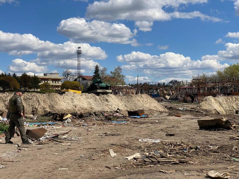 Катували і розстрілювали з танків. ДБР документує, як окупанти знищували Тростянець і його жителів 07