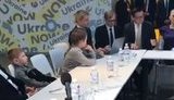 Гройсман провів зустріч із людиноподібним роботом Софією. ВIДЕО