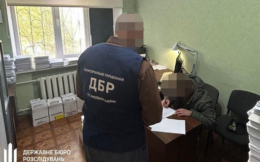 Побив та обпалив обличчя колишній дівчині: судитимуть військового з Хмельниччини, - ДБР