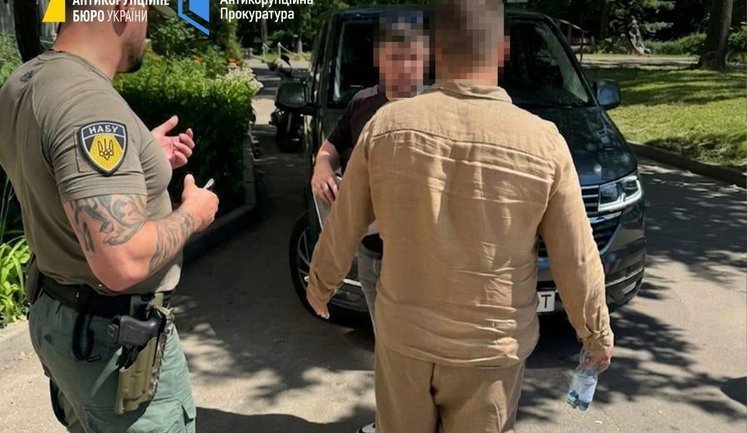 Елітне авто та $44,5 тис. за закриття справи: САП і НАБУ оголосили підозри двом експосадовцям органів прокуратури Кіровоградщини