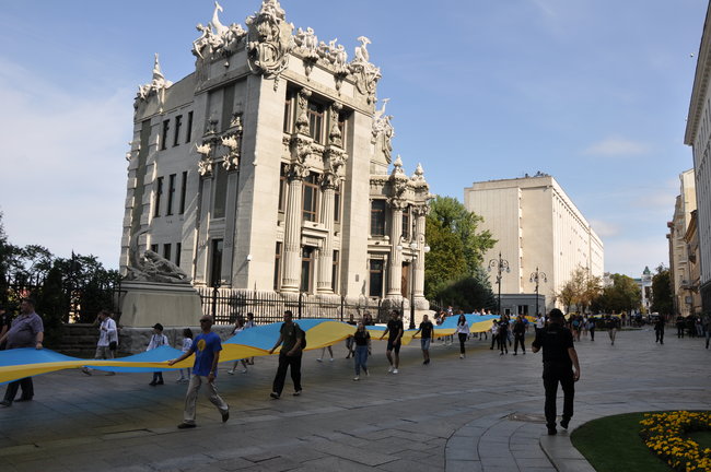 Найбільший прапор України пронесли центром Києва 09
