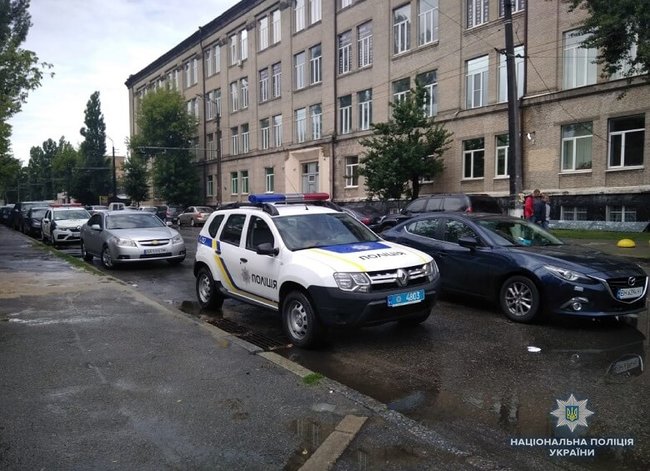 Двоє невідомих у масках зі стріляниною пограбували адміністрацію ринку в Києві 08