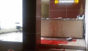 Невідомі облили фарбою приймальню телеканалу "Україна". Міліція відкрила кримінальну справу. ФОТОрепортаж