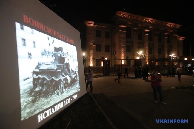 День бесславия России: в годовщину трагедии в Беслане под посольством РФ провели акцию 06