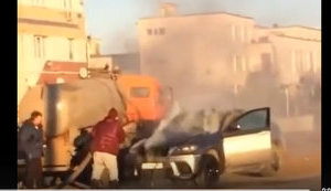 У Самарі на ходу загорівся BMW X6. Гасити його довелося фекаліями. ВIДЕО