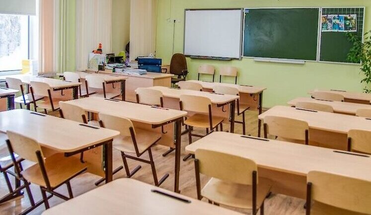 "Школа офлайн": Міносвіти впроваджує комплексну політику для повернення 300 000 учнів до очного навчання