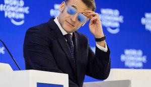 Макрон каже, що США хочуть послабити Європу