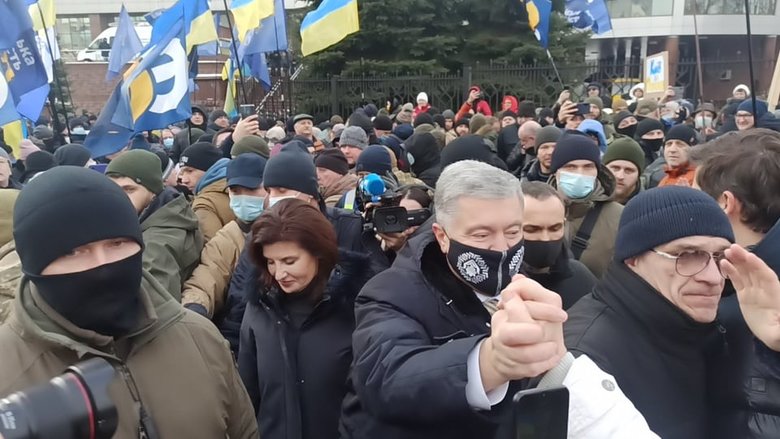 Беги, Вова, беги: Под судом, рассматривающим апелляции относительно меры пресечения для Порошенко, собрались митингующие 02