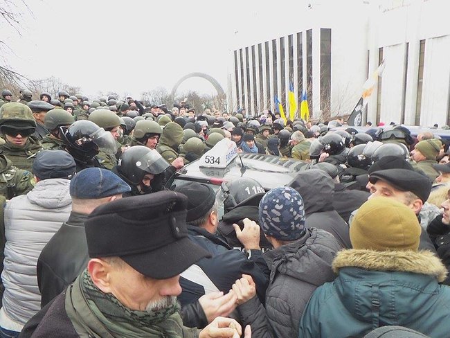 Автомобіль зі Саакашвілі заблоковано, поліція спробувала прорватися, але безуспішно, застосовується газ 08