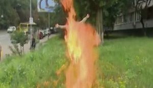 Volunteer soldier Ulianov sets himself on fire during rally outside Defense Ministry. VIDEO