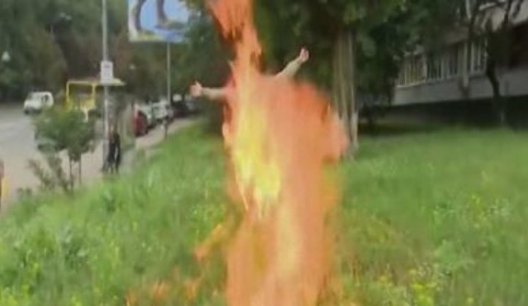 Volunteer soldier Ulianov sets himself on fire during rally outside Defense Ministry. VIDEO