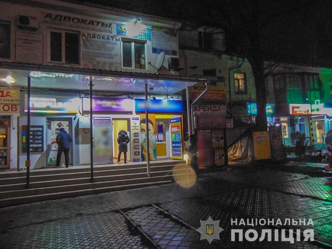 Розшукується злочинець, який скоїв розбійний напад на співробітницю кредитної організації в Миколаєві, - Нацполіція 01