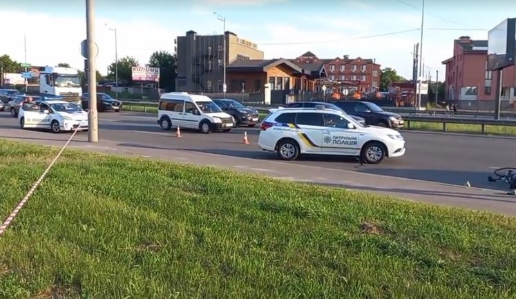 П'яний перехожий штовхнув на дорогу: під колесами вантажівки на Кільцевій дорозі в Києві загинув велосипедист, - поліція. ФОТОрепортаж