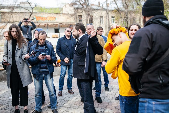 На нардепа Найєма напали та облили нечистотами в Одесі за захист Літнього театру в Міськсаду 04