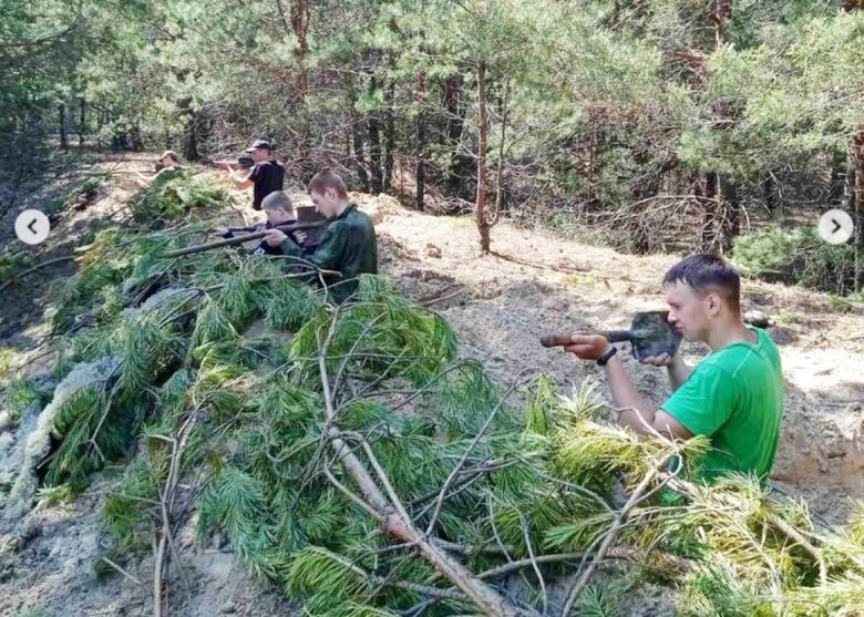 В приграничных с Украиной районах Беларуси школьников учат рыть окопы 03