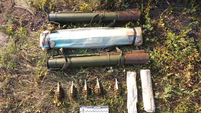 Три гранатомети, пять гранат, 1,5 кг пороху: на Луганщині на узбіччі дороги знайшли мішок із боєприпасами 02 Три гранатомети, пять гранат, 1,5 кг пороху: на Луганщині на узбіччі дороги знайшли мішок із боєприпасами 02