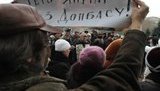 Разгневанные донетчане таки выломали дверь ОГА и ворвались в здание. + ВИДЕО.
