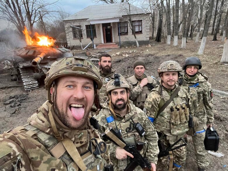 Командир 16-го батальйону 58-ої бригади Володимир Логуш: Як вони заходили через кордон? Ішла фура, за нею впритул три-чотири БТРи. В темряві незрозуміло було, що то кацапська техніка 12 Командир 16-го батальйону 58-ої бригади Володимир Логуш: Як вони заходили через кордон? Ішла фура, за нею впритул три-чотири БТРи. В темряві незрозуміло було, що то кацапська техніка 12