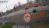 Погоня на київських Березняках: водій "Жигулів", намагаючись втекти від поліції, зачепив Hyundai, перекинувся і знову став на колеса. ВIДЕО камер спостереження