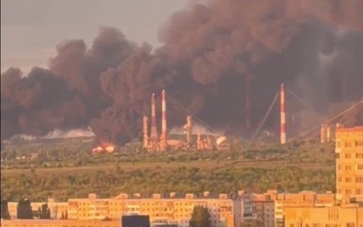 Сили оборони уразили НПЗ у Саратові за 700 км від лінії фронту, - Зеленський. ВIДЕО