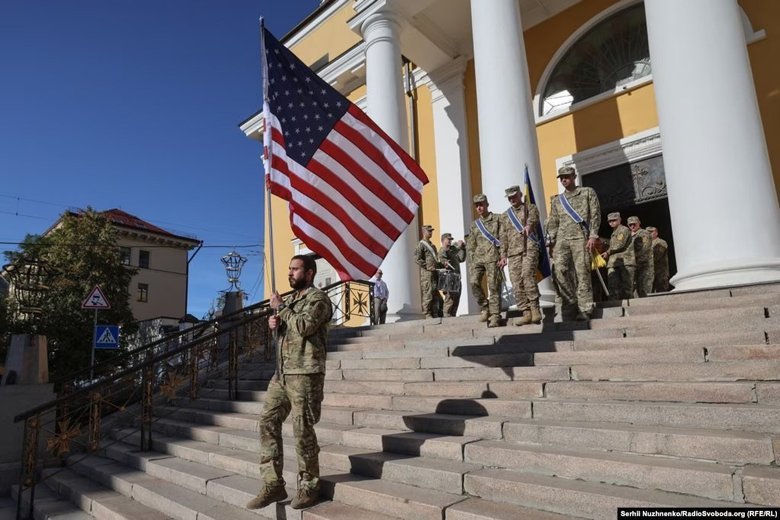 В Киеве простились с добровольцами из США Бенджамином Ю и Спенсером Бернсом Миком
