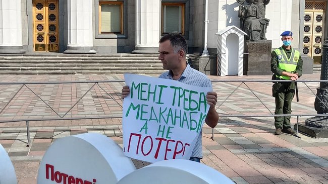 Сколько еще терпеть?: тяжелобольные пациенты пикетируют Раду с требованием легализовать медицинский каннабис 07