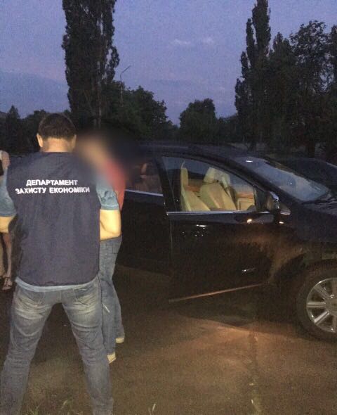 На хабарі в 1,2 мільйона на Луганщині затримано чиновника Держгеокадастру 02