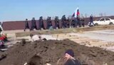 росіяни марширують на кладовищі