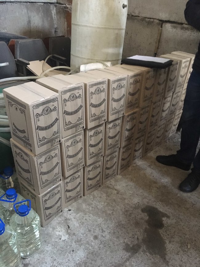 На Дніпропетровщині податківці ліквідували підпільний цех з виробництва фальсифікованої горілки і коньяку 04
