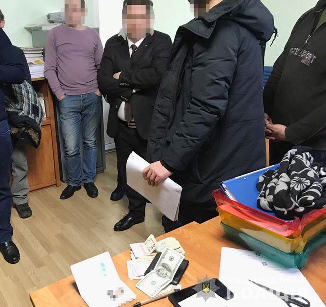 Члены квалификационно-дисциплинарной комиссии адвокатуры задержаны на Тернопольщине на взятке 2 тыс. долл., - Нацполиция 01