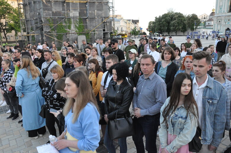 У Києві відкрили інсталяцію-символ стійкості та віри українських військовополонених із Азовсталі 04