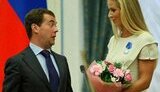 Медведев гримасничал на награждении женщин призеров Олимпиады: то ли от красоты, то ли от разницы в росте... ФОТОрепортаж.