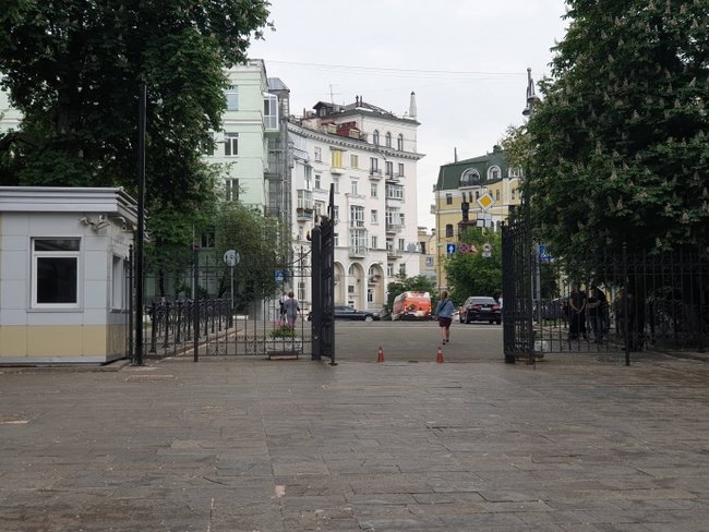 Возле Администрации Президента сделали свободный проход 01