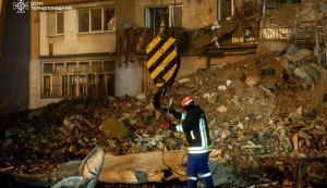 Пошуково-рятувальні роботи тривають у Тернополі третю добу. ФОТОрепортаж