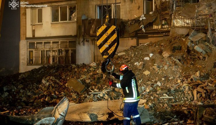 Пошуково-рятувальні роботи тривають у Тернополі третю добу. ФОТОрепортаж