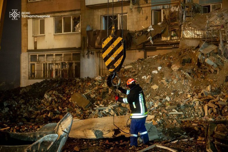 Тернопіль після авіаудару: 28 загиблих, 94 поранені, триває розбір завалів