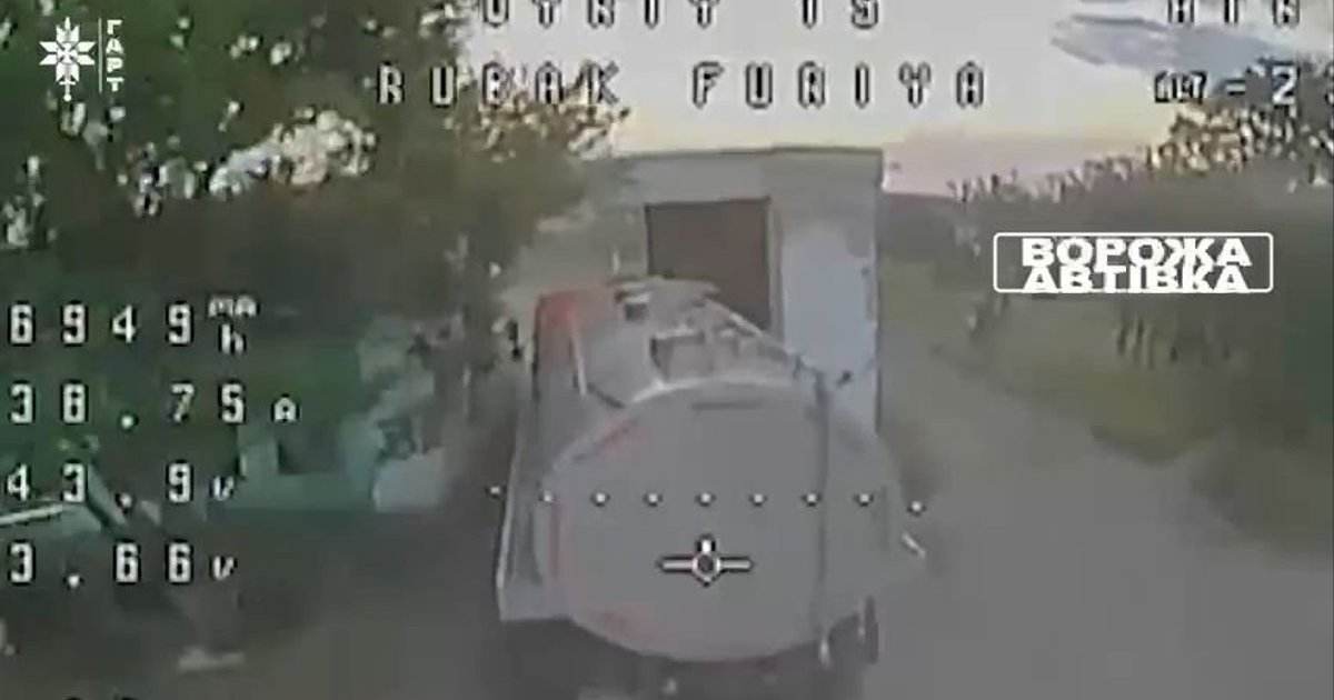 Дронарі бригади «Гарт» спалили бензовоз, паливні цистерни та 7 військових автівок окупантів на Південно-Слобожанському напрямку. ВІДЕО