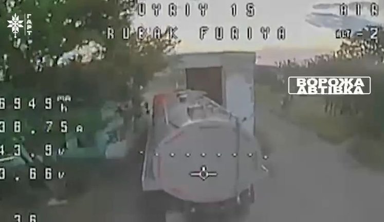 Дронщики бригады "Гарт" сожгли бензовоз, топливные цистерны и 7 военных автомобилей оккупантов на Южно-Слобожанском направлении. ВИДЕО