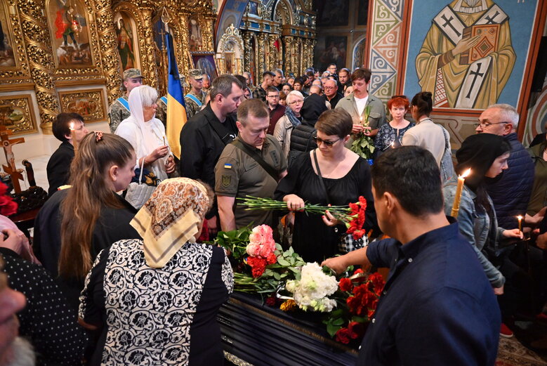 Із бойовим медиком Євгеном Бешлягою, який загинув під Бахмутом під час здійснення евакуаційної місії, попрощалися у Києві 26