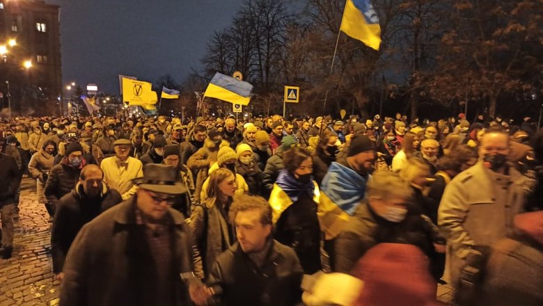 Щурів на Банковій нудить: Активісти вирушили під будівлю Офісу Президента, сталися сутички 07