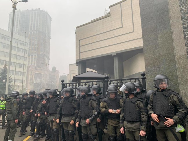 Protesters throw smoke bombs at Ukraines Constitutional Court 01