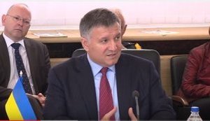Аваков предложил засекретить видео обысков для защиты бизнеса