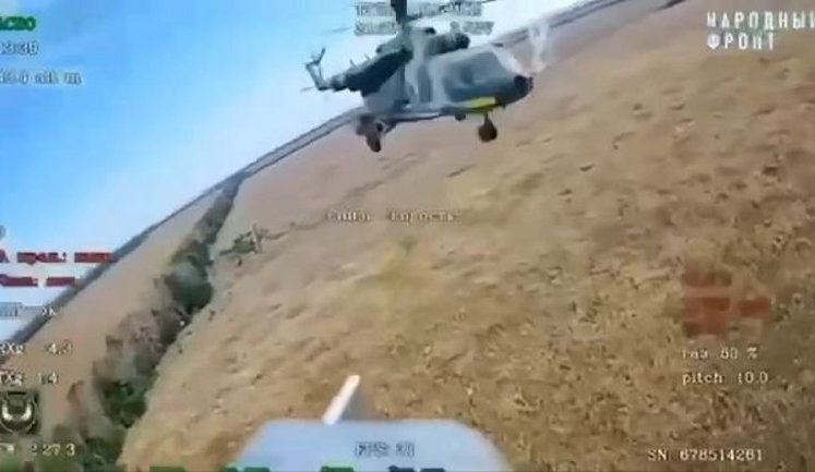Пілот гелікоптера Мі-17 маневром ухилився від FPV-дрона РФ за кілька сантиметрів від рульового гвинта. ВIДЕО
