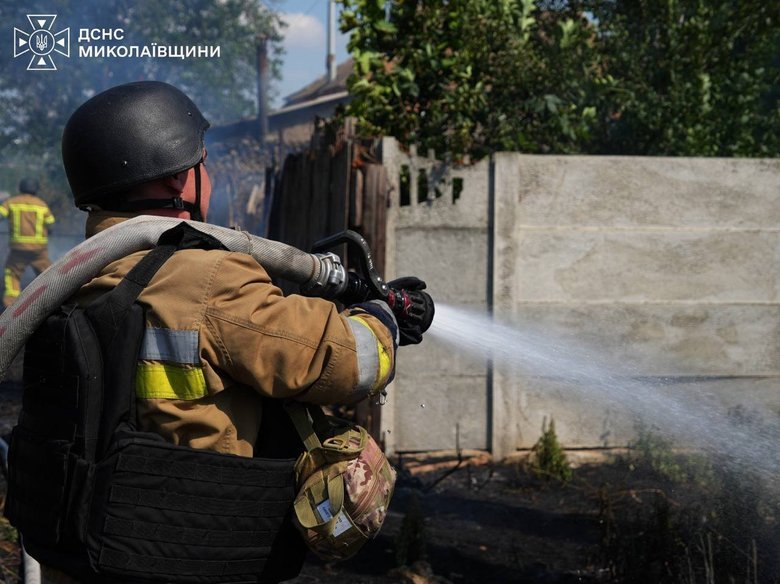 У Миколаєві через атаку РФ виникли пожежі, постраждала людина